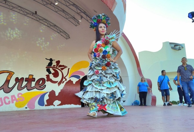 Participan 11 colonias de CSL en el concurso de vestidos hechos con  materiales reciclados «Moda Yo Reciclo» – ROSTROS Y PERFILES